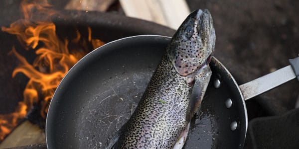 Une truite dans un poêlon