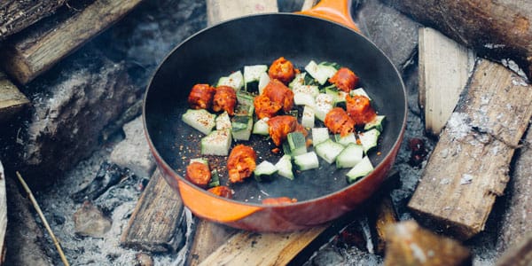 Une truite dans un poêlon